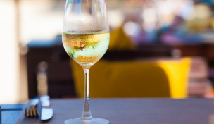 Glas Weinschorle auf Tisch